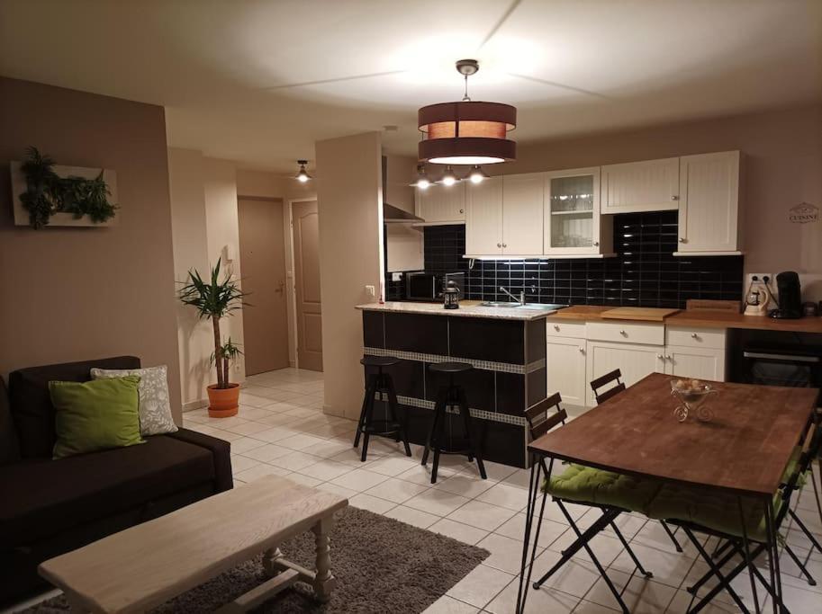 Ecully, Appartement Au Calme De 50M². Luaran gambar